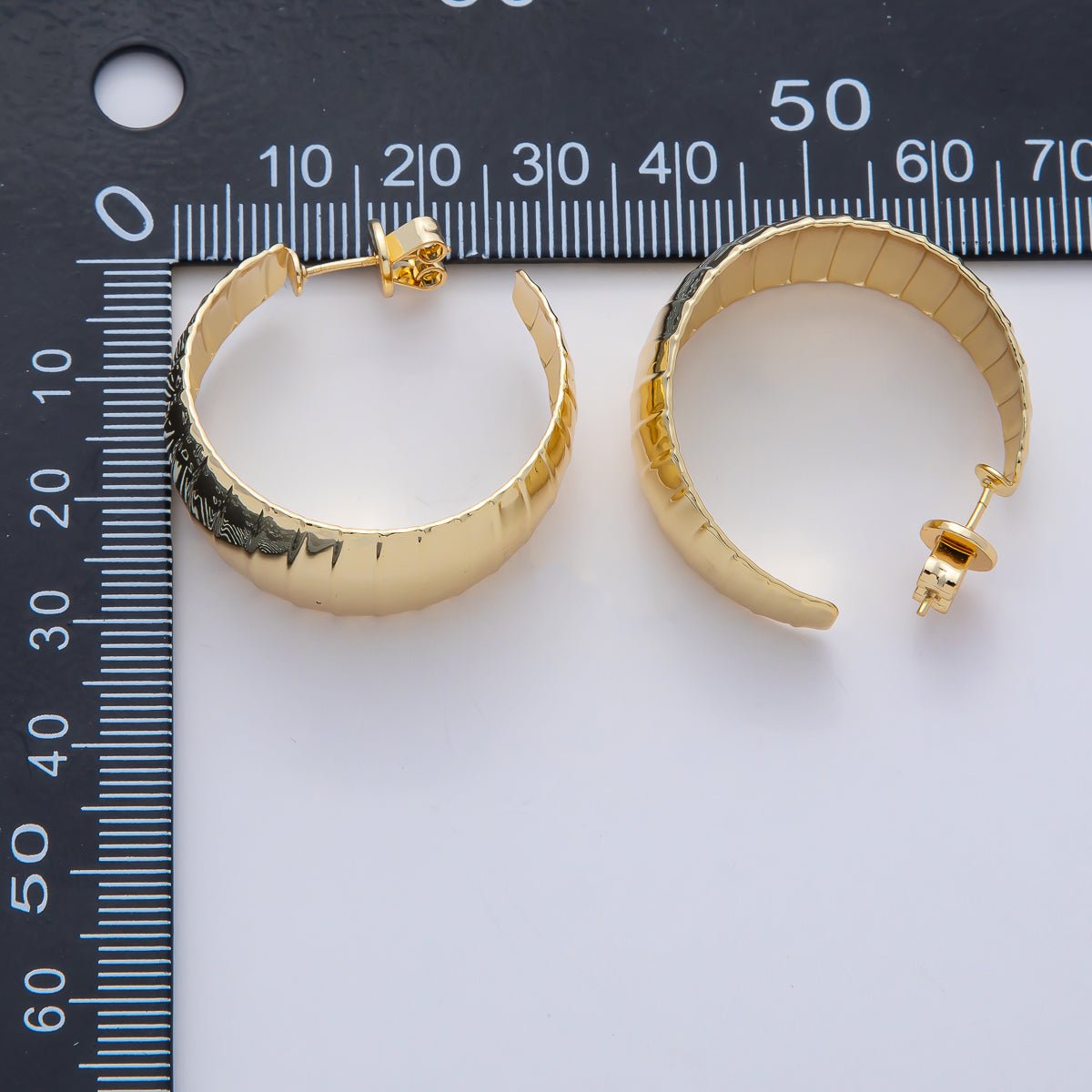 18K Gold Filled 30mm Ribbed Geometric C-Shaped Hoop Earrings | AD1642