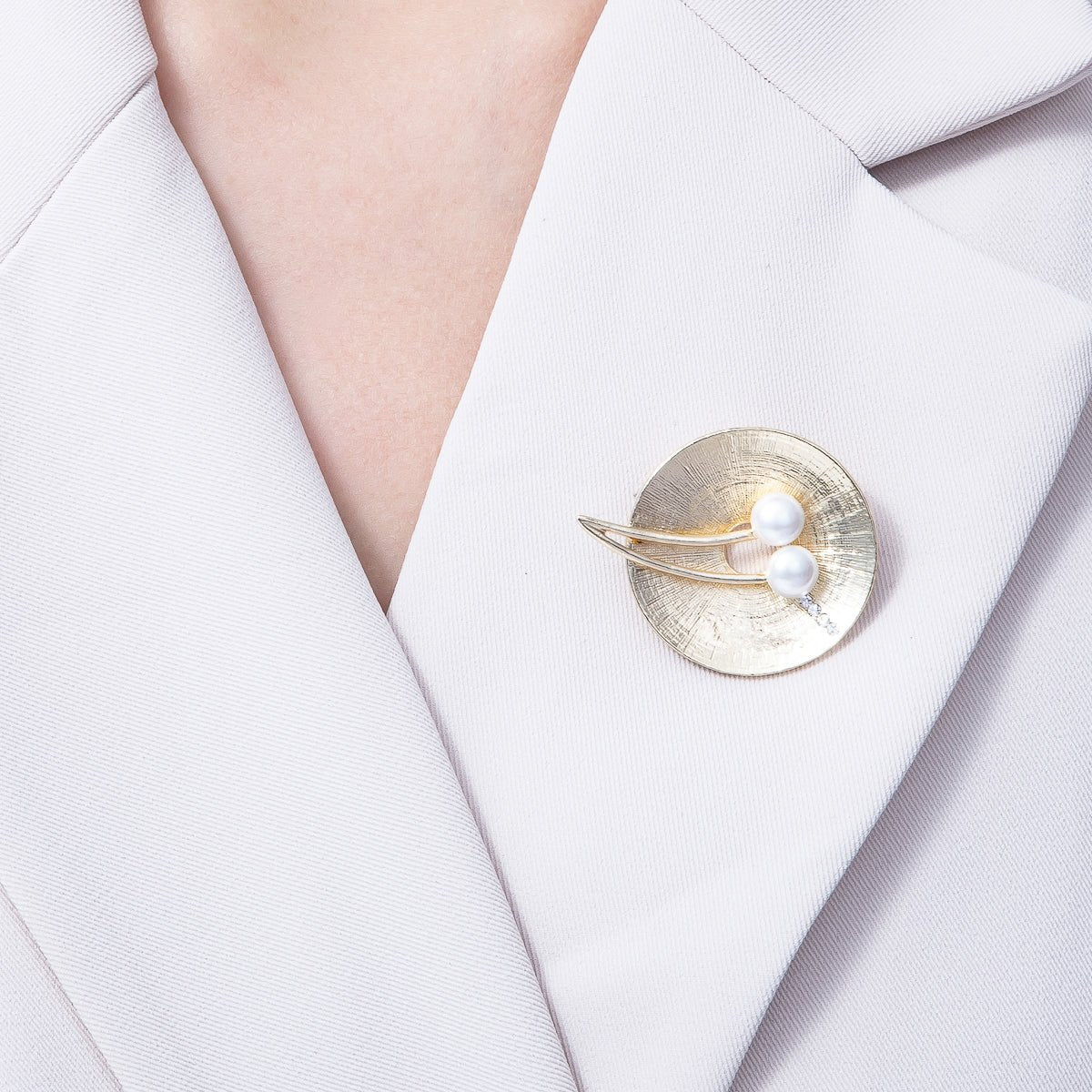 Gold 40.3mm x 32.7mm Cherry Pearl Textured Round Pin Brooch | BH-072
